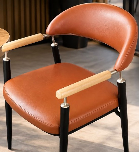 Taba döşemeli, ahşap kolluklu modern sandalye detayı